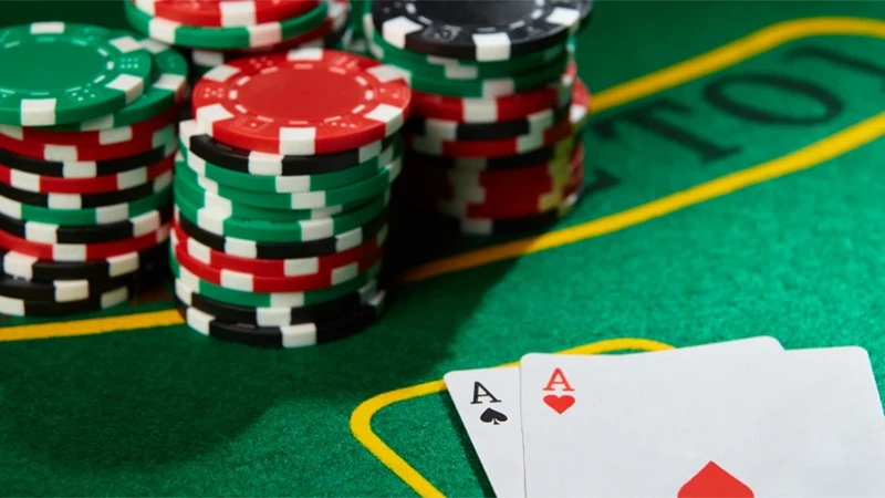Blackjack table with both dealer cards visible, showing exposed card variant rules
